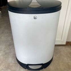 Large Heavy Duty Trash Can With Removable Bucket And Soft Close Lid 