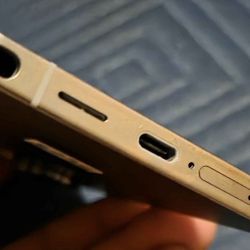 Samsung Galaxy S25 Ultra 256 GB Gold with Case & S Pen