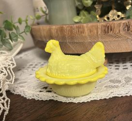 Westmoreland Miniature Dandelion Hen On Nest
