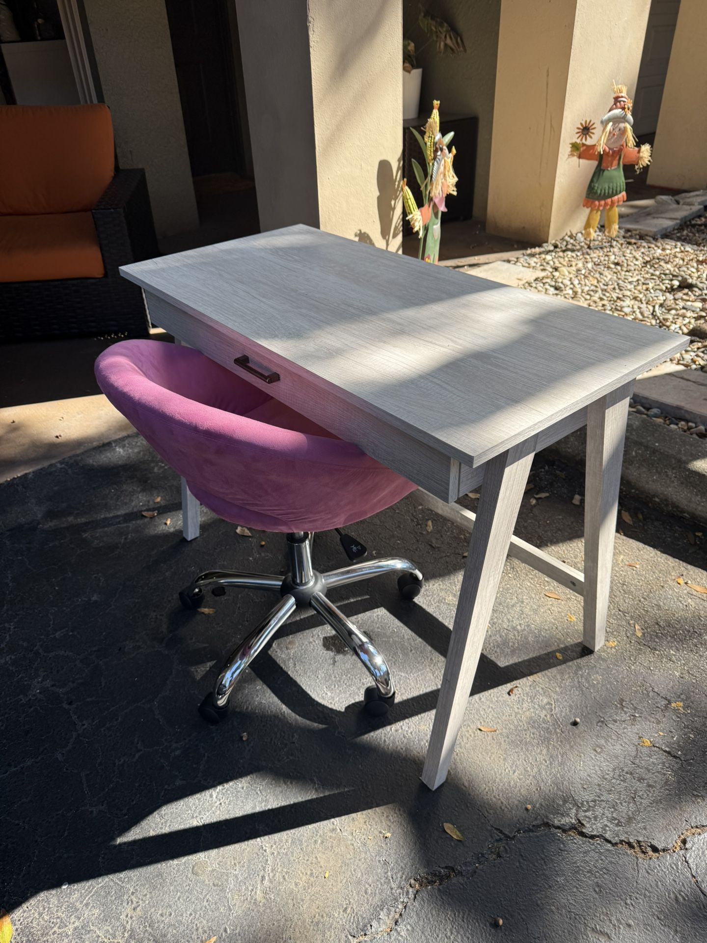 Girls Desk And Pink Rolling Chair