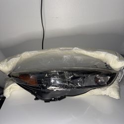 2015-2018 Ford Focus Right Passenger Headlight 