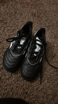 Indoor soccer cleats