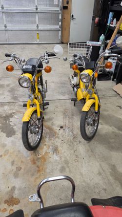 Pair of suziki fa50 shuttle moped scooters