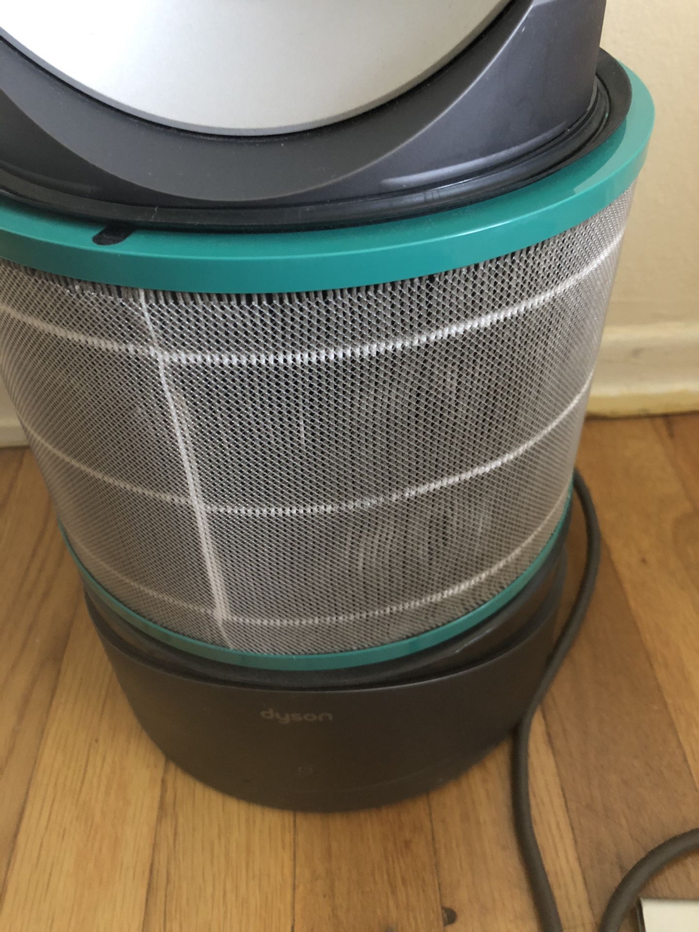 Dyson Pure Hot And Cool HEPA Air Purifier Fan And Heater With Remote, HP01.   Item is in used - good condition .   40 percent of filter life left .   