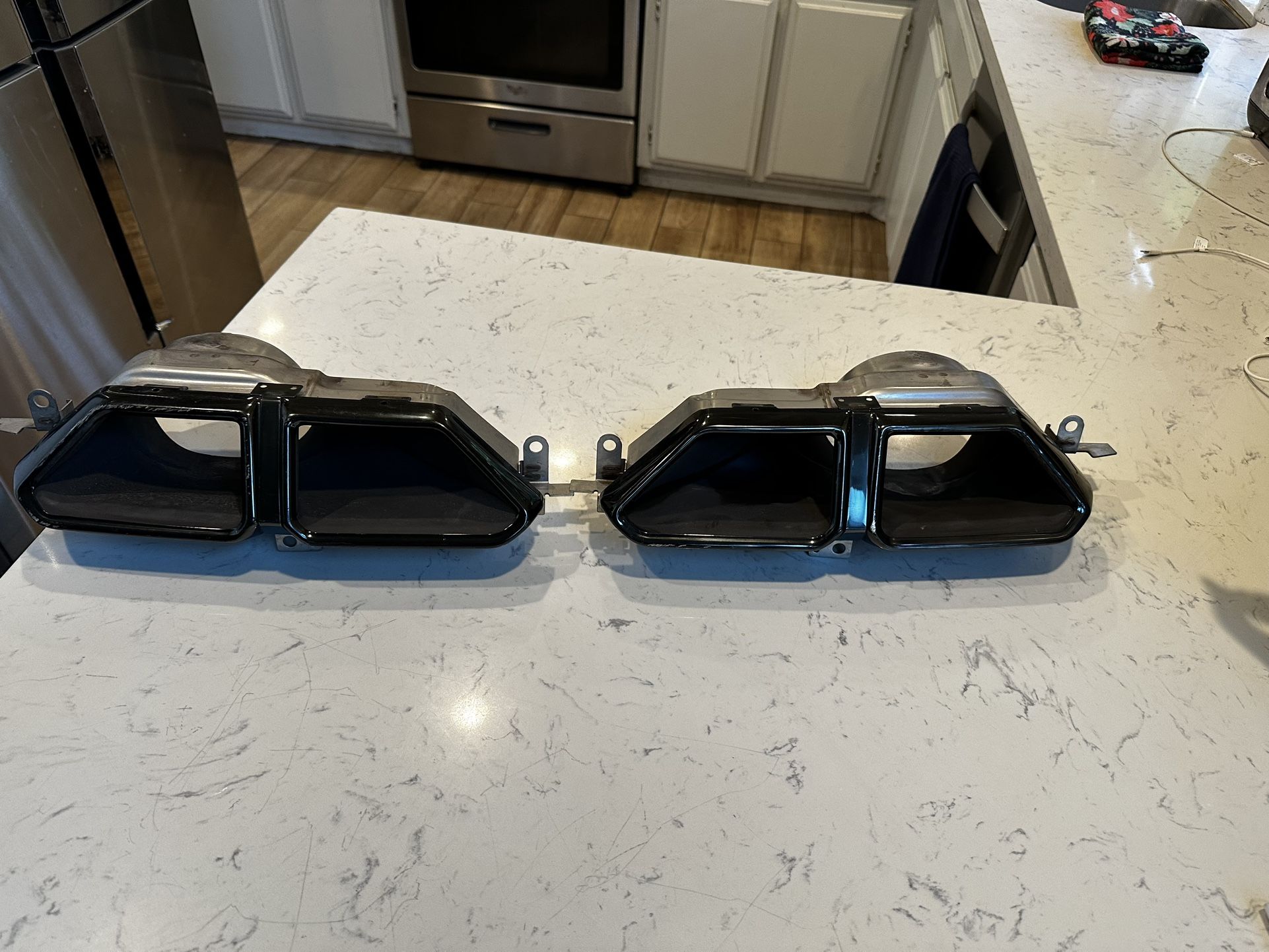 2023 2024 2025 BMW 760I XDRIVE MUFFLER PIPE EXHAUST TIPS OEM