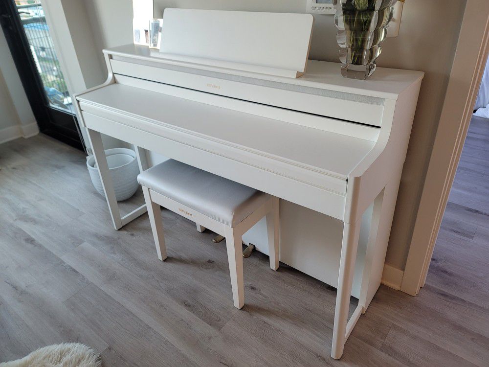 ROLAND (HP704) DIGITAL UPRIGHT PIANO WITH BENCH - SATIN WHITE