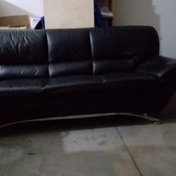 FREE !! BLACK LEATHER COUCH