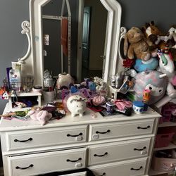Dresser With Mirror 