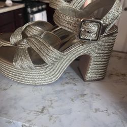 New Womens Heels. Size 7.5 Gold Color