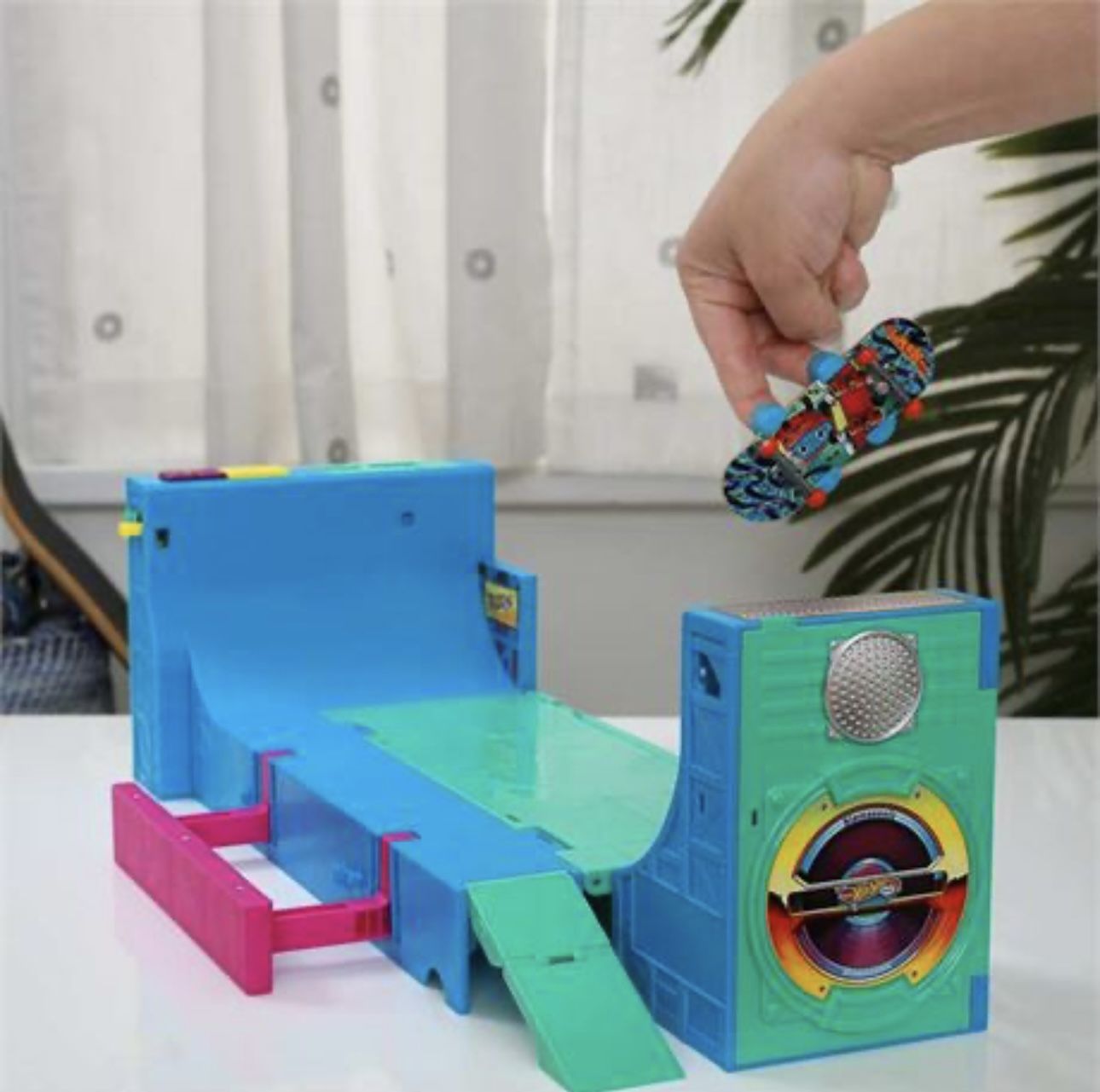 Hot Wheels Skate Retro Boombox Playset