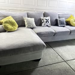 🚚📦LIVING SPACES~FREE DELIVERY!  MEDIUM GRAY SECTIONAL!  GOOD QUALITY