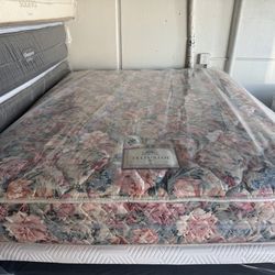 QUEEN SIZE MATTRESS & BOX SPRING BED SET