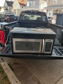 Sharp hang under counter microwave