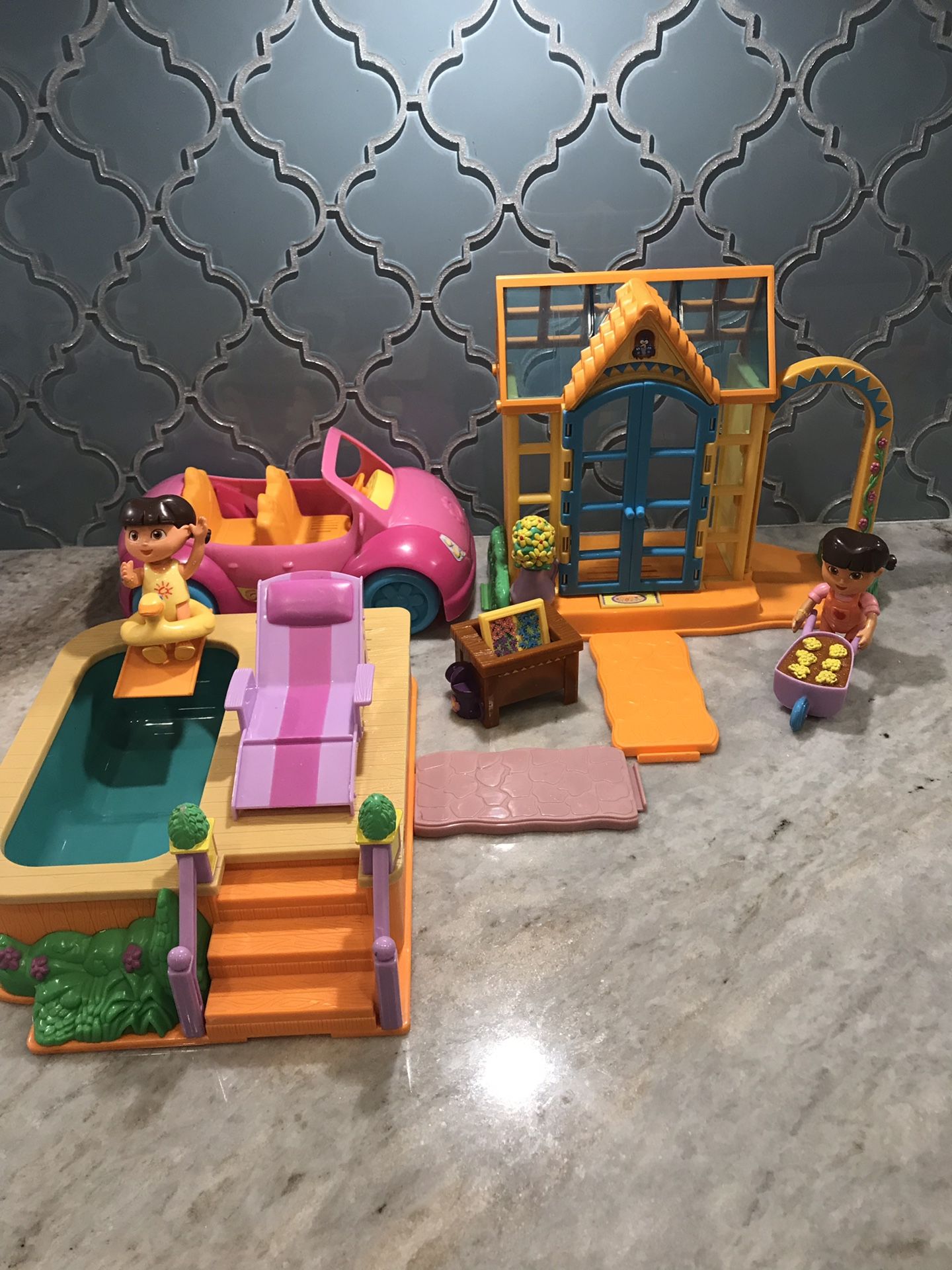 Dora the Explorer Talking Green House, Car And Pool Set