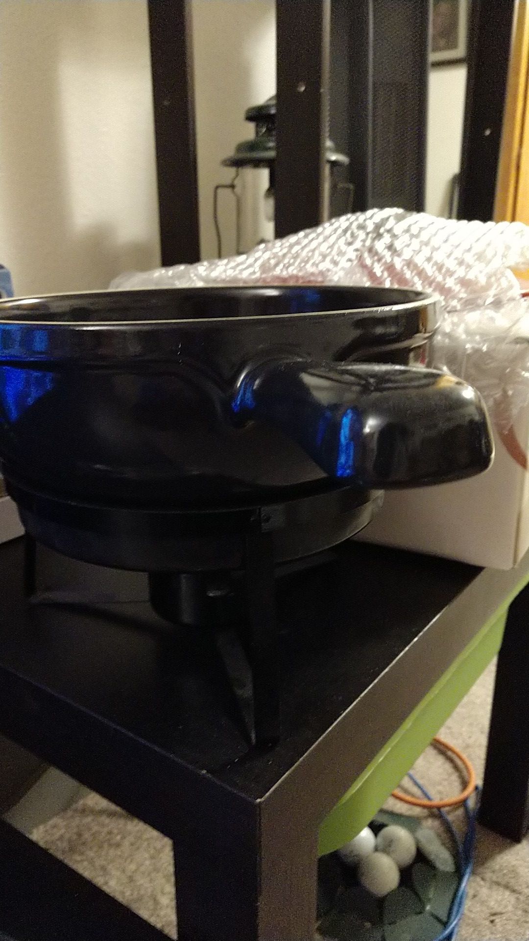 This fondue pot comes with an electric heating base - Depop