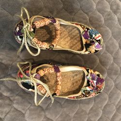 Print Fabric Shoes .