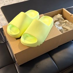 Yeezy Slide Glow Green (Size 7)