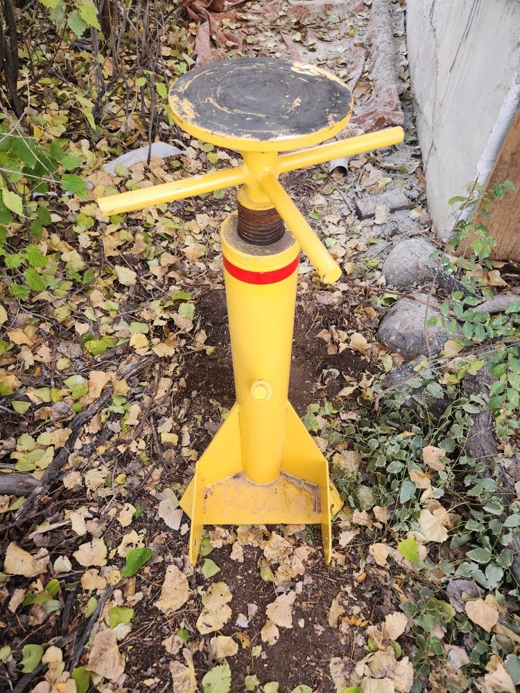 Trailer Stabilizing Jack 