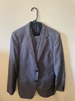 Elevate your wardrobe with this sophisticated HUGO by HUGO BOSS men’s 3-piece suit.
