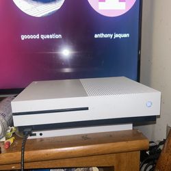Xbox One S 500GB White Bundle fresh and clean no DUST non smoker home  WORKS