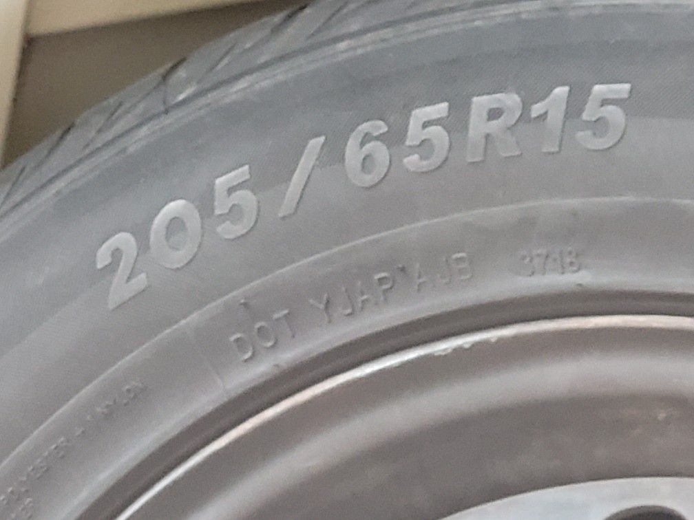 (4) 205/65R15 TIRES & WHEELS OF OF 2010 - 2013 FORD TRANSIT CONNECT 15X6 WHEELS (5X108 BOLT PATTERN),  (INCLUDES TPMS SENSORS, (4) OEM HUB CAPS & (20)