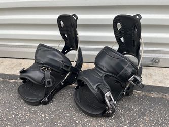 Nice pair of rear entry bindings from Flow, minimal use, just slight signs of wear. Size men's extra large (approx. men's 10 - 14). $300 cash pickup f