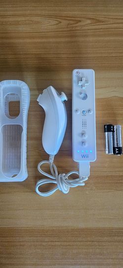 Wii Wii U white remote and Nunchunk with brand new batteries installed and grip