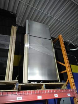 Frigidaire Top-Freezer Refrigerator