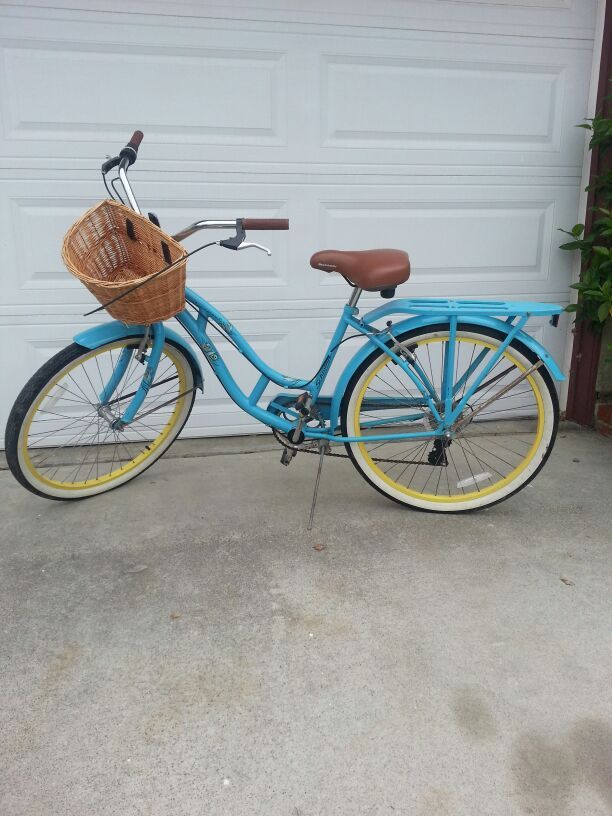 7-speed Women's 26" Schwinn "Clairmont " Beach Cruiser with basket