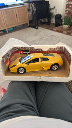  Bburago 1:24 scale diecast model of a yellow Lamborghini Murciélago