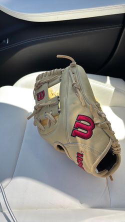 A2000 11.5 in infielder’s glove