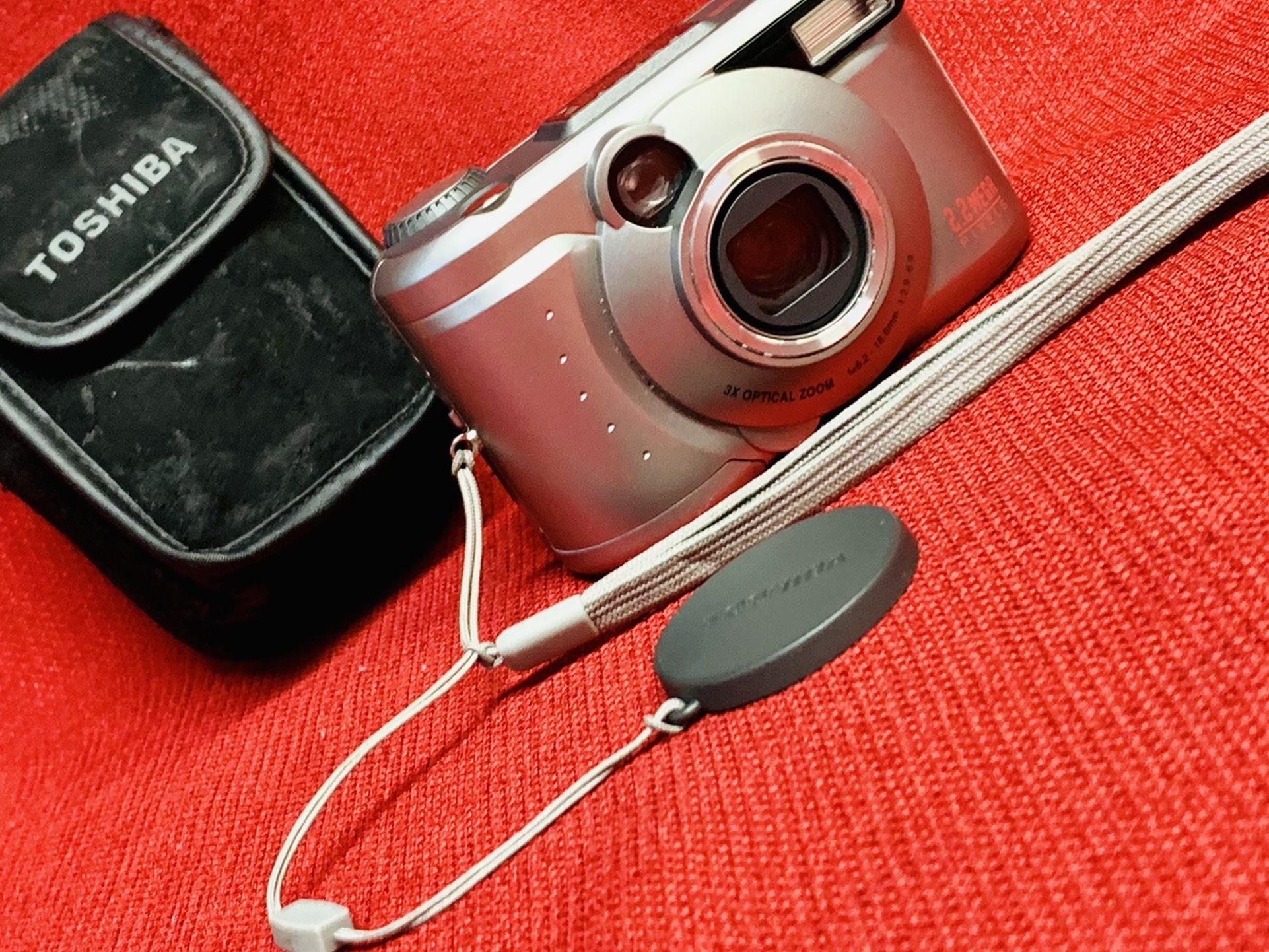 Toshiba PDR-M25 2.2 Mega Pixels Digital Camera w/ 3x Optical Zoom w/ Case 