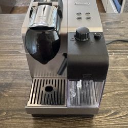 NESPRESSO Lattissima Plus - Delonghi EN520SLEspresso/Latte Coffee/Cappuccino Maker