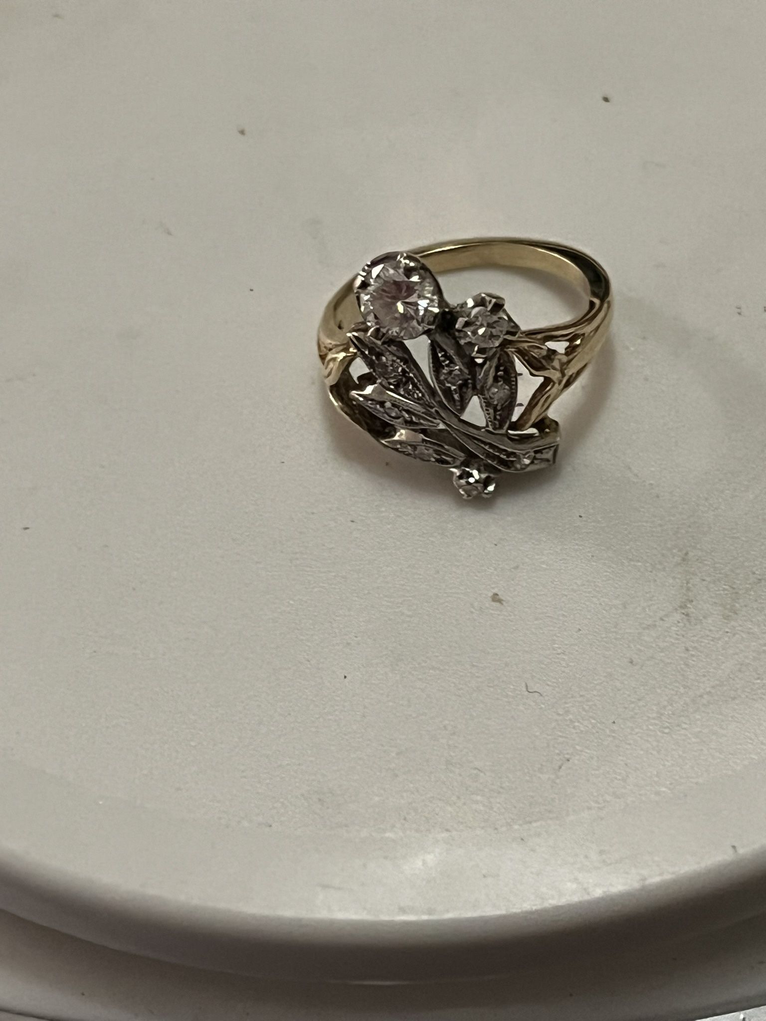 14kt Ring W/ 1/3 Carat Main Diamond, Two Smaller Diamonds And Quite A Few Clusters Of Diamonds 5g    Size 5 1/2