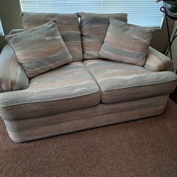 Loveseat, Heavy..Great Condition 