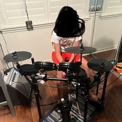 Alesis Electric Drum Set With Seat and Amp