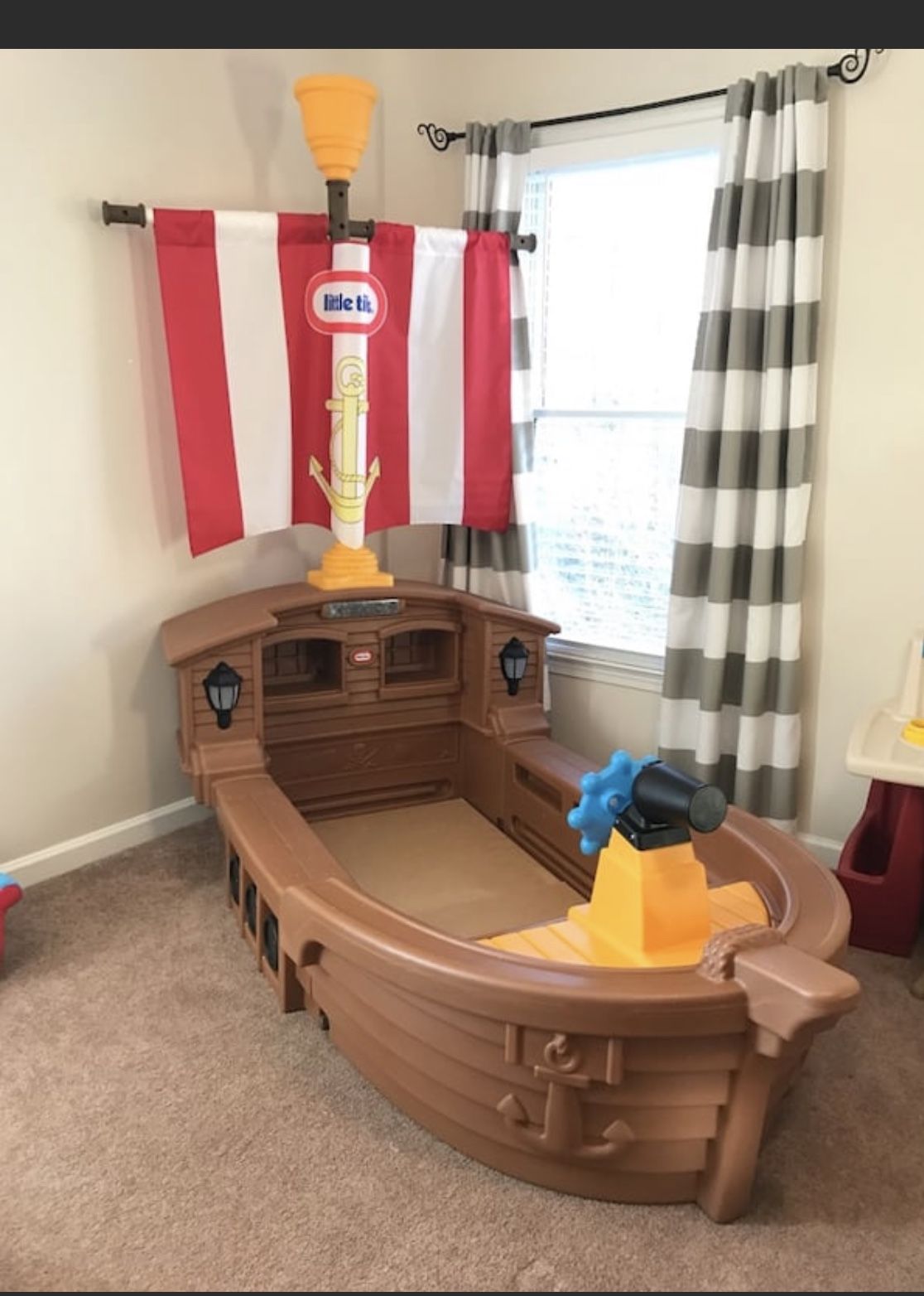 Kids bed pirate ship