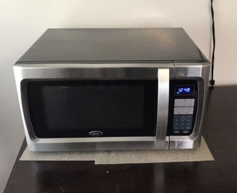 Oster 1100W microwave - used