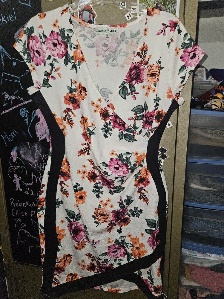 Womens XL Floral Form Fitting Dress