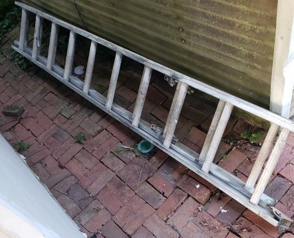 Extension Ladder - Aluminum 20'