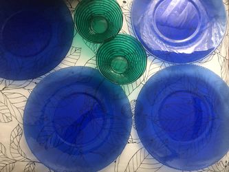 4 blue plates and two green bowls.