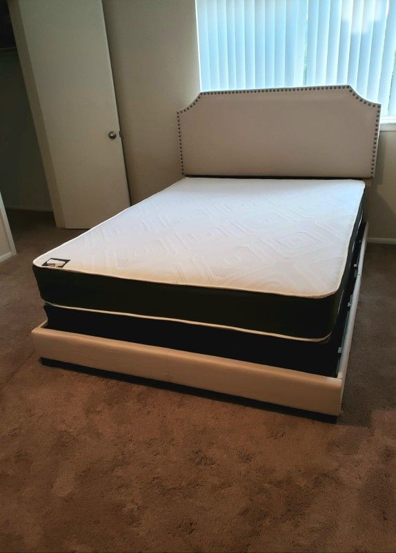 NEW Queen MATTRESS and BOX SPRING. Bed frame not included👍
