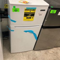 Magic chef Mini fridge HMDR450WE
