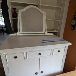 Dresser With Mirror