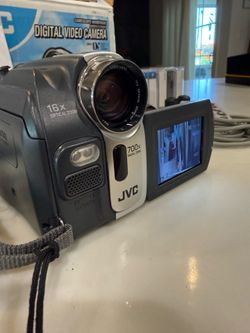 JVC MiniDV Camcorder GR-D72U COMPLETE OEM KIT – Box, Manuals + all Accessories