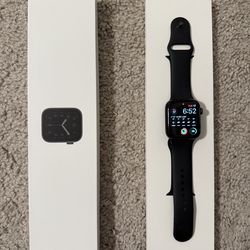 Apple Watch SE 44mm Space Grey with Alu Black Sport Band (Pre-Owned but in Great Condition)