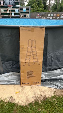 Pool ladder