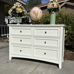 White Bassett Solid Wood 6 Drawer Dresser Chest of Drawers Furniture Great Condition 