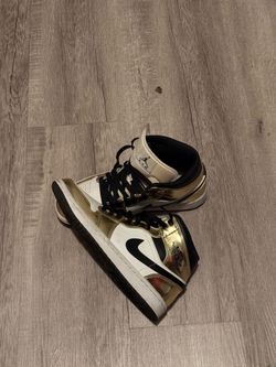 Air Jordan 1 Mid SE Metallic Gold