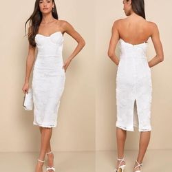 NWT - Size: XS (waist 25"- 27") 
Lulus White Floral Jacquard Strapless Midi Dress